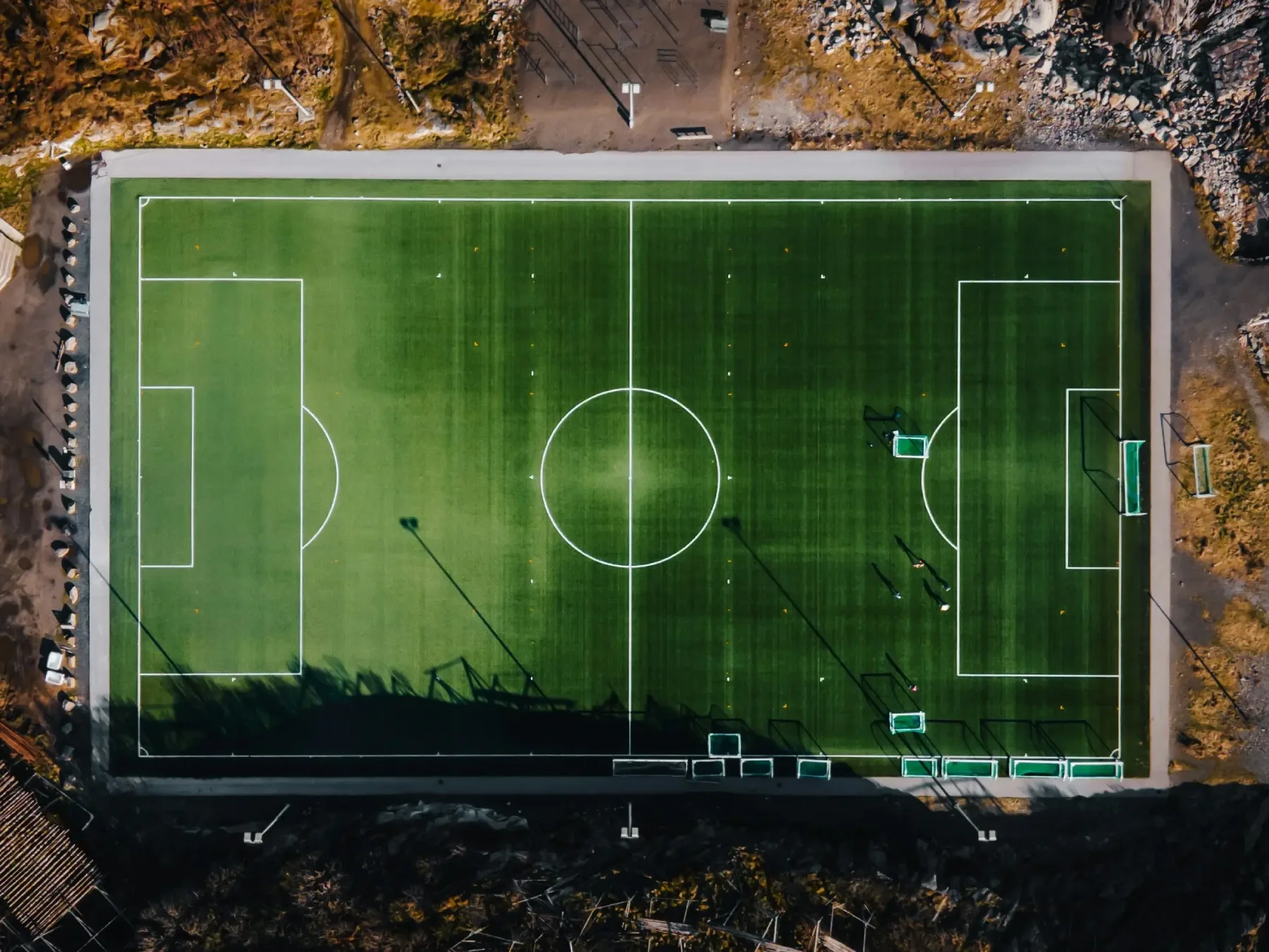 Vista aérea del campo de fútbol de Henningsvær en las islas Lofoten, Noruega